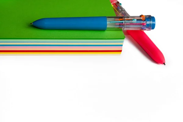 Gekleurde papieren en pennen — Stockfoto