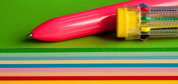 Colored papers and pens — Stock Photo, Image