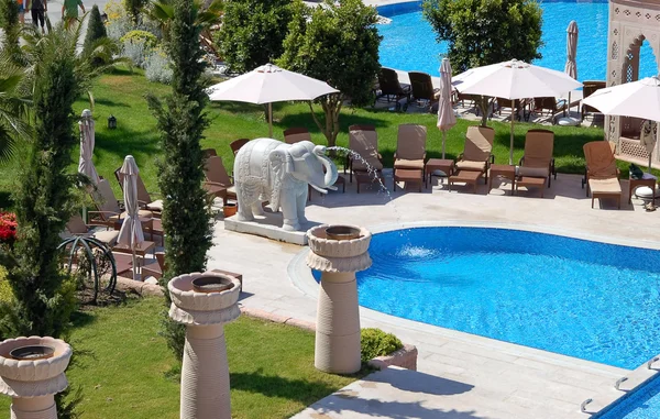 Decorated swimming pool at Turkish hotel — Stock Photo, Image