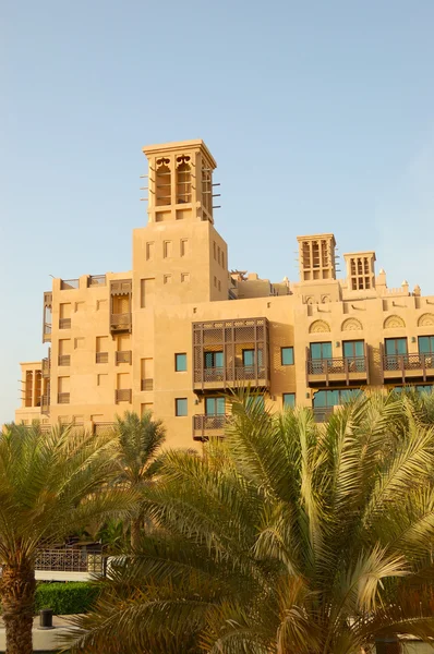 Αραβικό στιλ ξενοδοχείο στο ηλιοβασίλεμα — Φωτογραφία Αρχείου