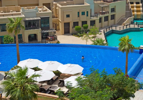 Dubai şehir merkezinde Yüzme Havuzu — Stok fotoğraf