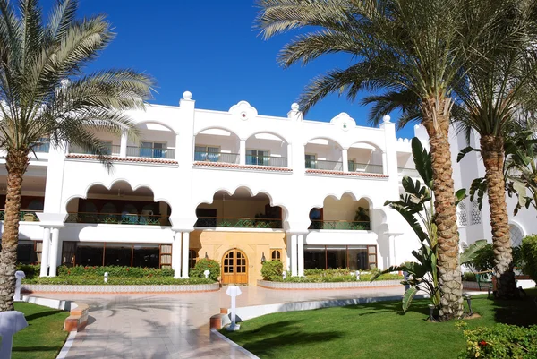 Gebouw in Arabische stijl van luxehotel — Stockfoto