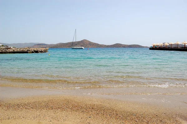Пляж роскошного отеля с видом на яхту — стоковое фото