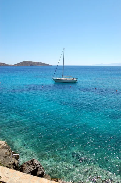Turkos Egeiska havet och yacht — Stockfoto