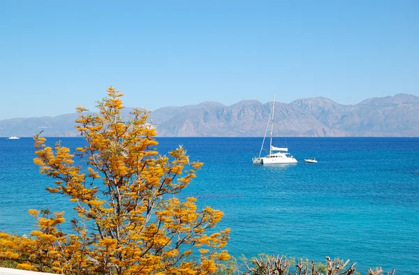 Бирюзовое Эгейское море и роскошная яхта — стоковое фото