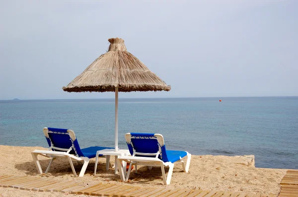 Spiaggia e lettini del popolare hotel — Foto Stock