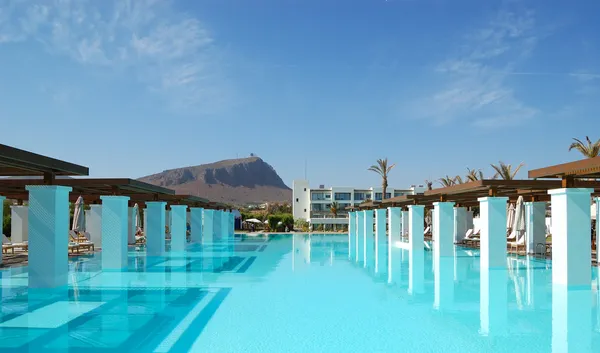 Moderna piscina en hotel de lujo —  Fotos de Stock