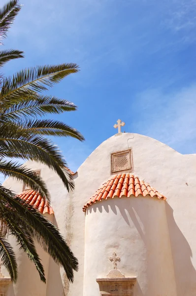 Chiesa ortodossa dietro fronde di palma — Foto Stock