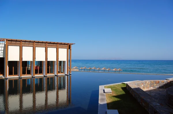 Restaurant, swimming pool and beach — Stock Photo, Image