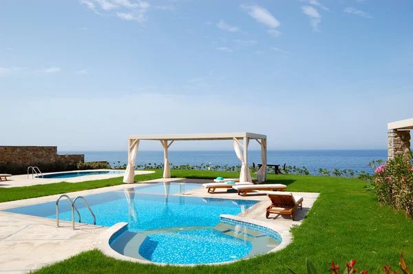 Poolen på luxury villa — Stockfoto
