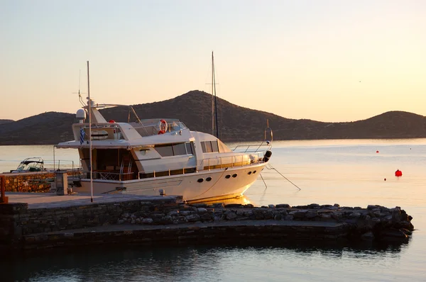 Yacht di lusso alla luce del sole del mattino — Foto Stock