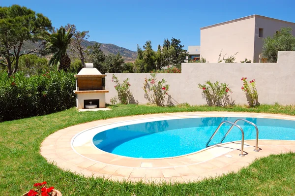 Griglia in piscina vicino a villa di lusso — Foto Stock