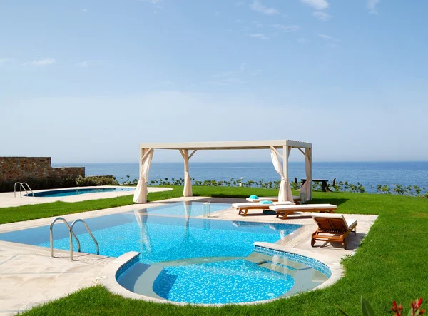Πισίνα στο luxury villa — Φωτογραφία Αρχείου