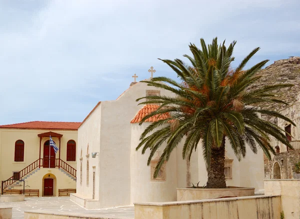 Kościół prawosławny i palmy — Zdjęcie stockowe