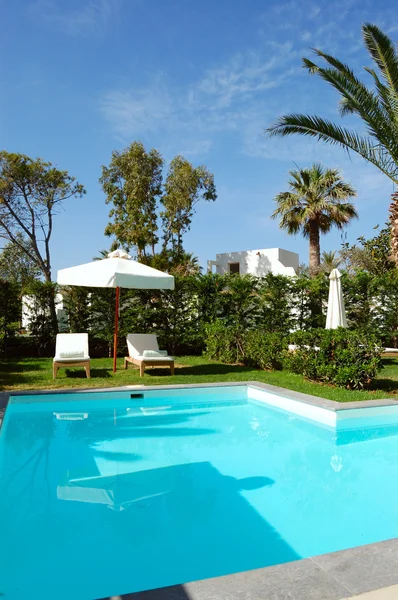 Swimming pool at luxury villa — Stock Photo, Image
