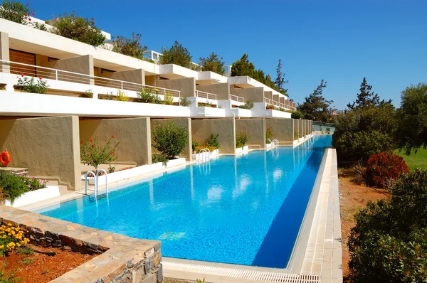 Swimming pool at luxury villa — Stock Photo, Image