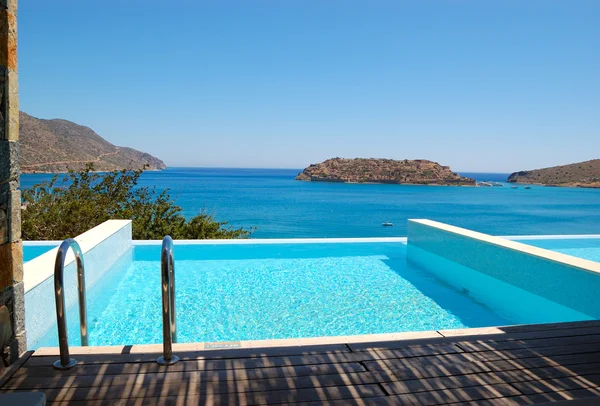 Swimming pool by luxury villa — Stock Photo, Image