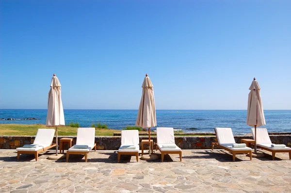 高級ホテル、クレタ島、ギリシャのビーチでのサンベッド — ストック写真
