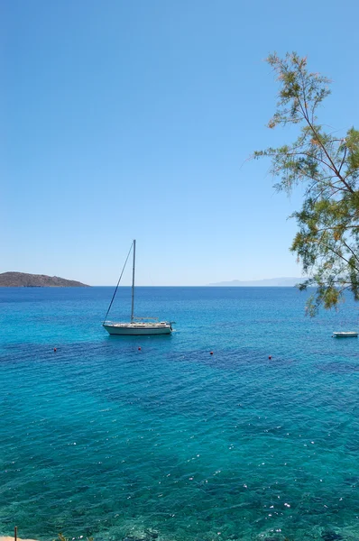 休闲游艇和绿松石海、 克里特岛、 希腊 — 图库照片
