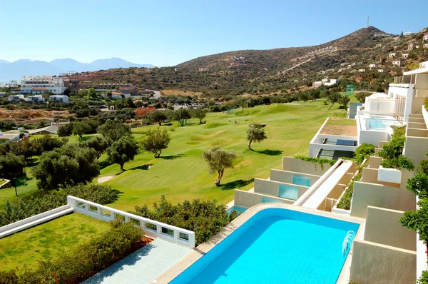 Uitzicht vanaf luxehotel op golf veld, Kreta, Griekenland — Stockfoto