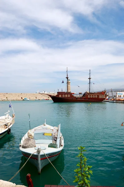 Venetiaanse haven van rethymno met piraat schip — Stockfoto