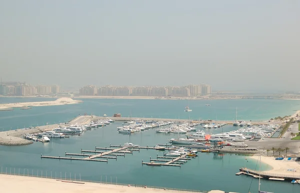 Dubai Marina yacht parking and Jumeirah Palm — Stock Photo, Image