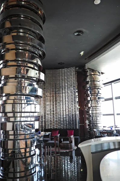 Современный бар в отеле в Дубае, Объединенные Арабские Эмираты — стоковое фото
