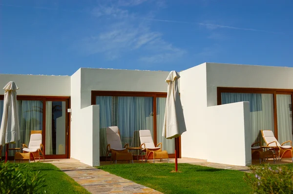 Moderne villa's van luxe hotel, Kreta, Griekenland — Stockfoto