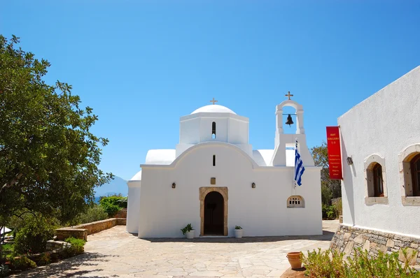 Iglesia ortodoxa en medio del resort, Creta, Grecia —  Fotos de Stock