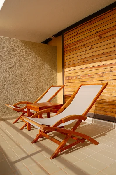 Ligstoelen op het balkon van luxe hotel, Kreta, Griekenland — Stockfoto