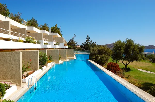Zwembad in luxe villa, Kreta, Griekenland — Stockfoto
