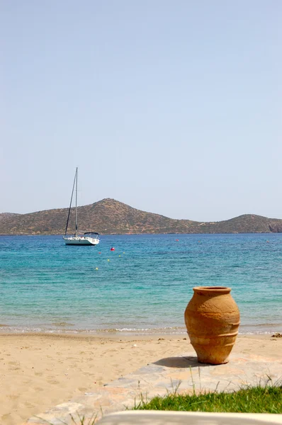 Beach of luxury hotel with yacht and amphora view, Crete, Greece — Stock Photo, Image