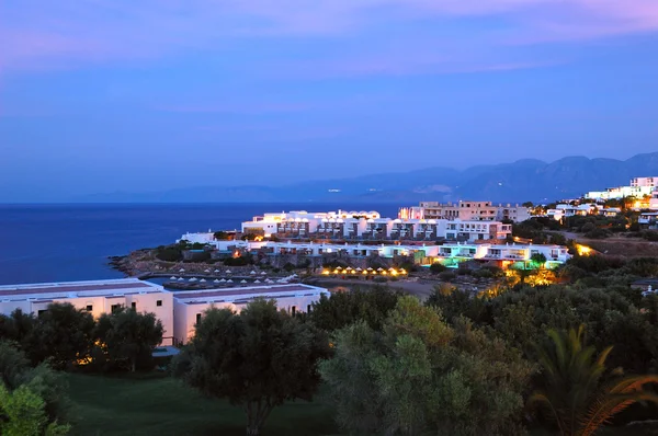 豪华酒店，克里特岛，希腊的夜间照明 — 图库照片