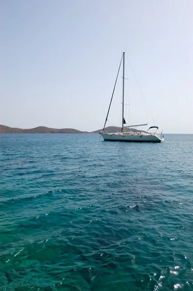 Iate recreativo e mar azul-turquesa, Creta, Grécia — Fotografia de Stock