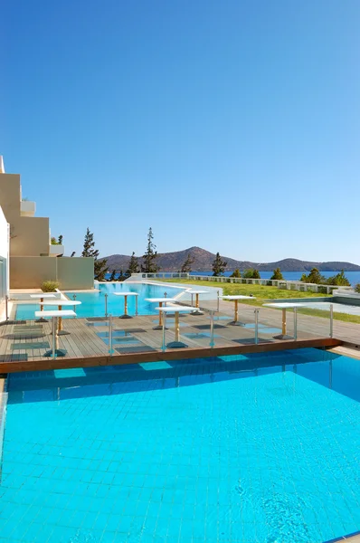 Restaurant und Schwimmbad im Luxushotel, Beton, Griechenland — Stockfoto