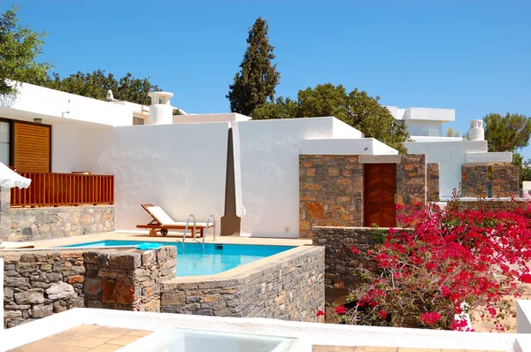 Piscina en villa de lujo, Creta, Grecia — Foto de Stock