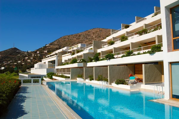 希腊克里特岛豪华旅馆的游泳池 — 图库照片