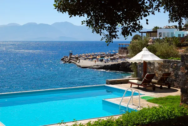 Basen w luksusowej willi, Kreta, Grecja — Zdjęcie stockowe