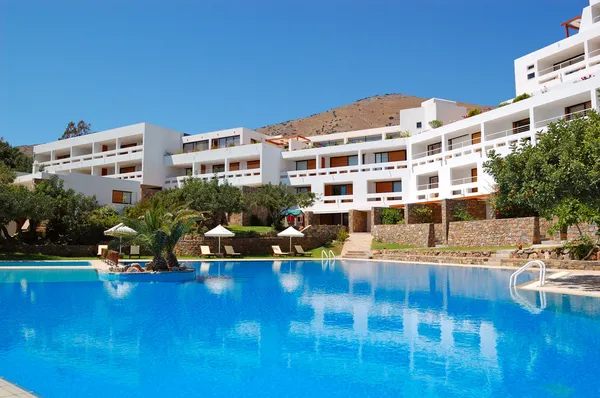 Basen w luksusowym hotelu, Kreta, Grecja — Zdjęcie stockowe