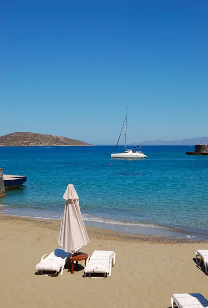 Yate de recreo y playa de hotel de lujo, Creta, Grecia —  Fotos de Stock