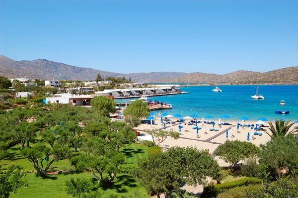 Praia e área de recreação de hotel de luxo, Creta, Grécia — Fotografia de Stock