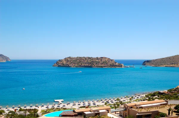 Pláž luxusní hotel s výhledem na ostrov spinalonga, Kréta, — Stock fotografie