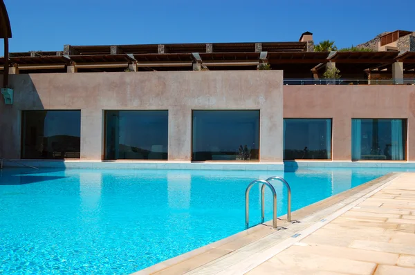在希腊克里特岛，现代的豪华酒店游泳池 — 图库照片