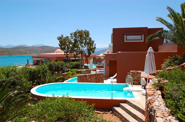 Плавательный бассейн с джакузи на роскошной вилле, Крит, Греция — стоковое фото