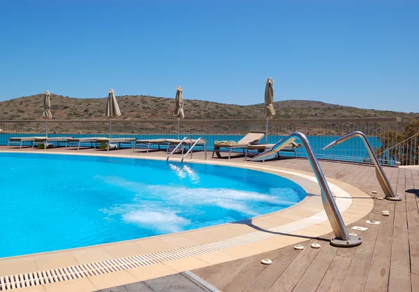 Плавательный бассейн с джакузи в роскошном отеле, Крит, Греция — стоковое фото