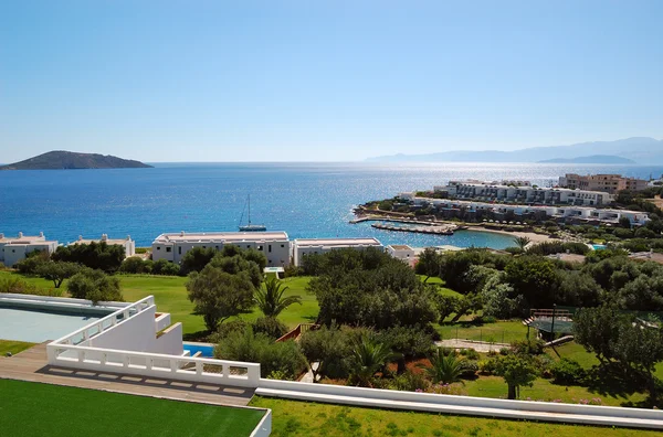 Uitzicht vanaf terras van luxe hotel, Kreta, Griekenland — Stockfoto