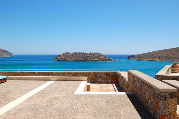 Vue sur l'île de Spinalonga depuis un hôtel de luxe, Crète, Grèce — Photo