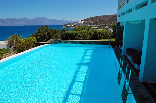 Bazén v luxusní vile, Kréta, Řecko — Stock fotografie