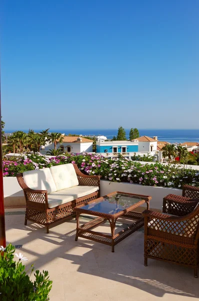 Espace détente vue mer d'hôtel de luxe, Crète, Grèce — Photo