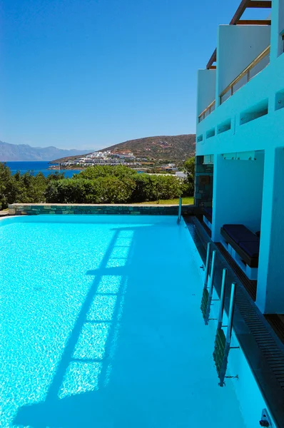 希腊克里特岛豪华别墅的游泳池 — 图库照片